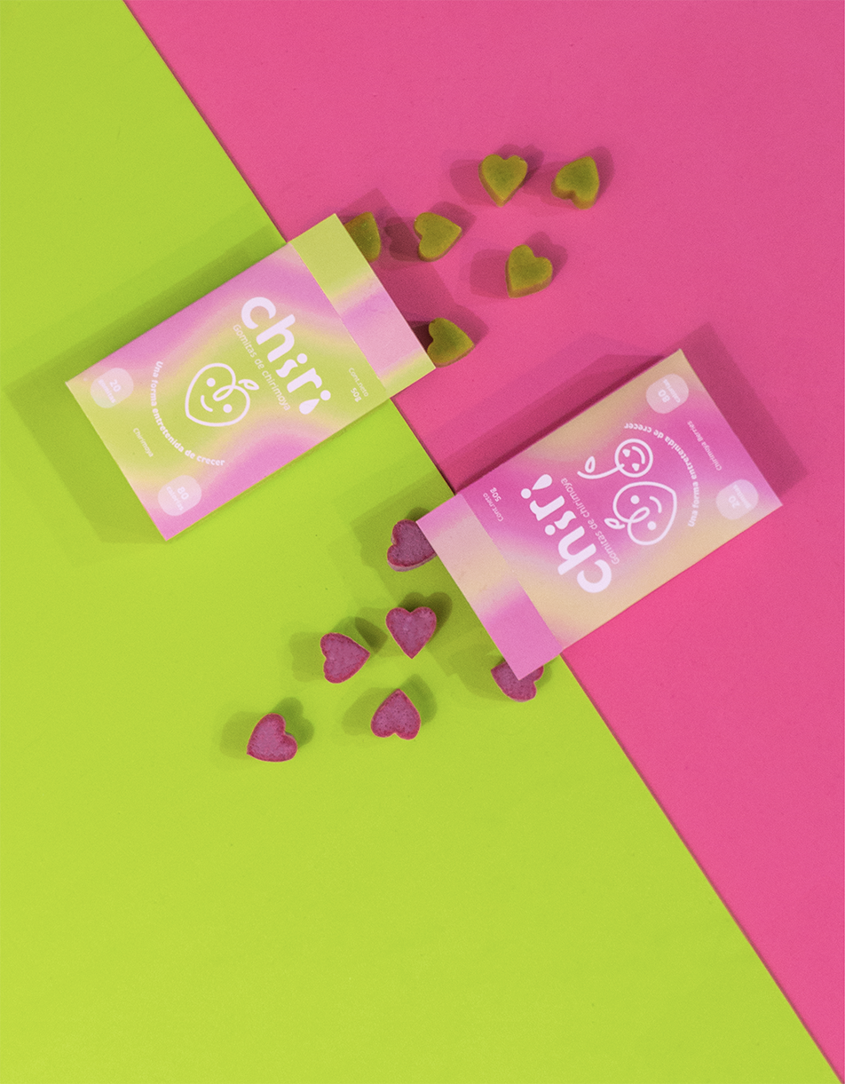 Fotografía de packaging Chiri sobre fondo verde y rosado