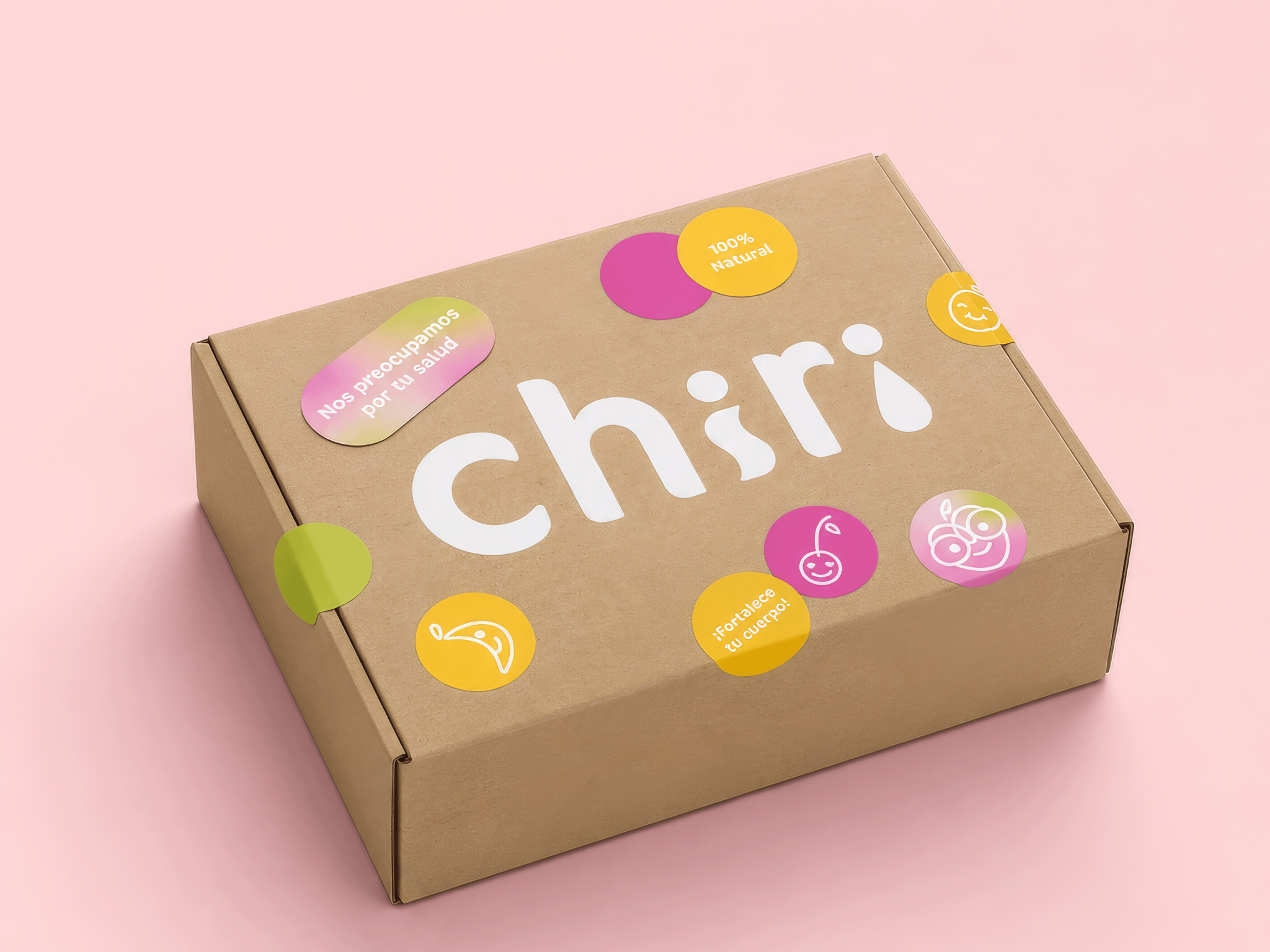 Caja kraft de Chiri con stickers de colores