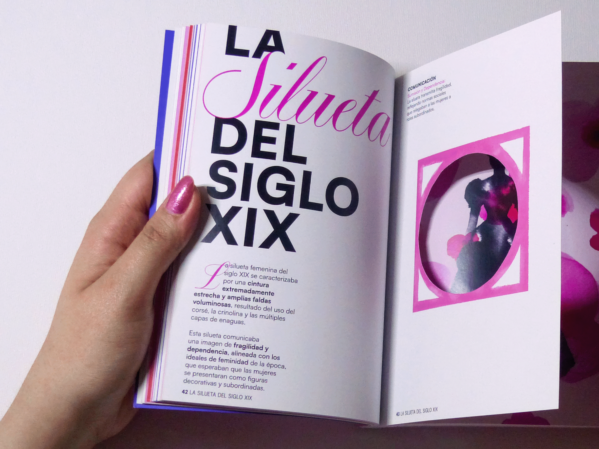 Fotografía del libro abierto sostenido con la mano