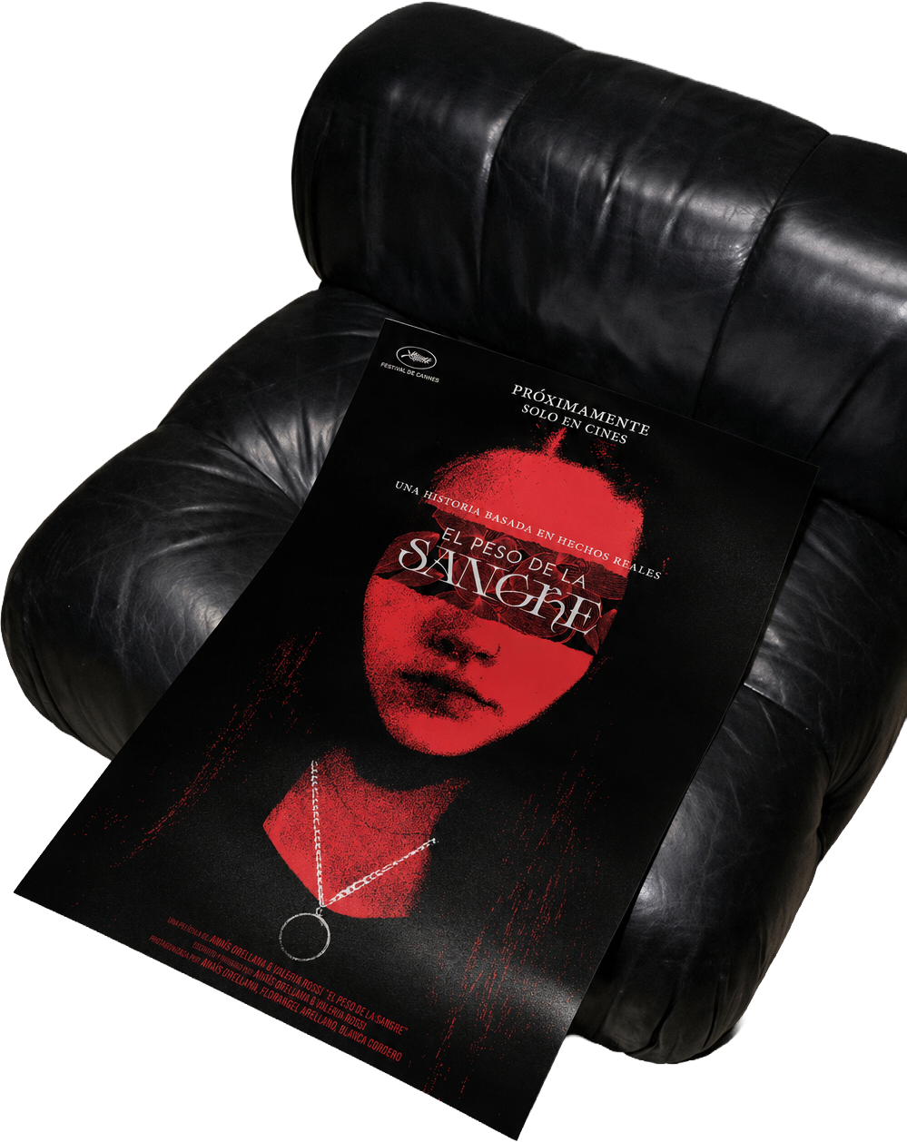 Poster El peso de la sangre sobre sillón negro